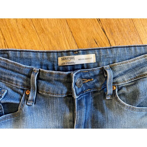 Levi Strauss Signature Gold Mid-Rise Bootcut Womens Jeans Medium Wash Size 30 - Picture 2 of 7